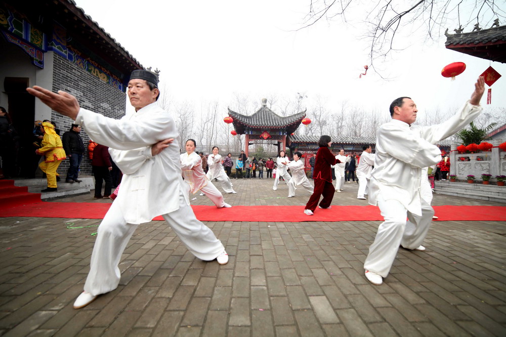 图为2014年3月2日，在安徽省亳州市陈抟庙景区，人们在表演六合八法拳。新华社发