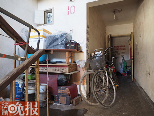 北京一小区楼道起火 私家车挡道消防车进不来