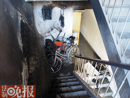 北京一小区楼道起火 私家车挡道消防车进不来