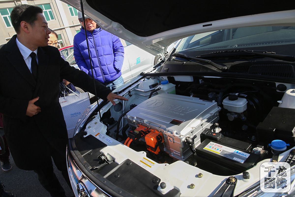 4 3月10日，北汽新能源品牌总监金新向记者介绍北汽EU260的电控系统（3月10日摄）。千龙网记者 李贺摄