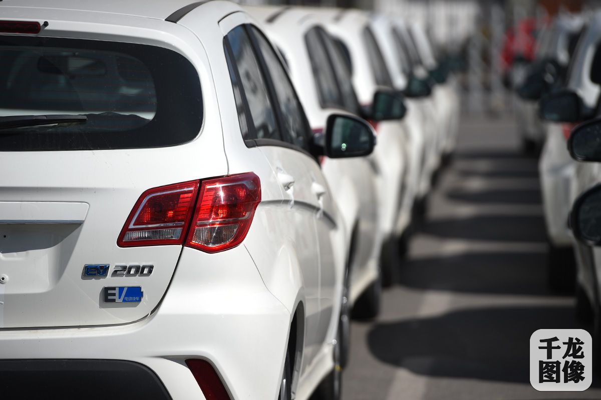 1 北汽新能源采育工厂内终装线上等待出厂的新能源汽车（3月10日摄）。千龙网记者 李贺摄