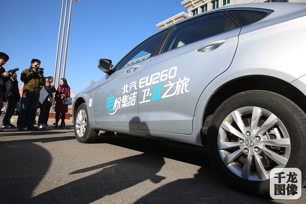 5 北汽在2015年底发布的新型EU260纯电动汽车，其续航里程可达到260公里（3月10日摄）。千龙网记者 李贺摄