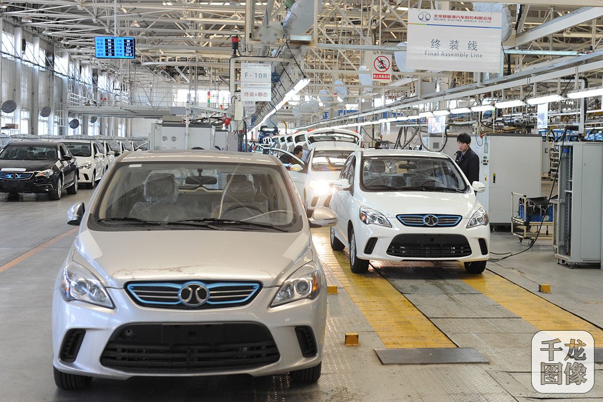 3 北汽新能源采育工厂内终装线上等待出厂的新能源汽车（3月10日摄）。千龙网记者 李贺摄