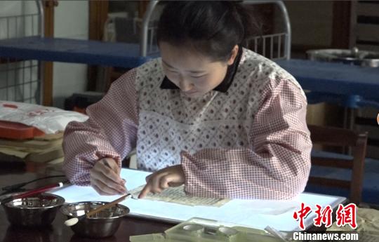 目前国内保存的民国原版书籍，都面临保存困难、修复费用高昂的问题。　申冉 摄