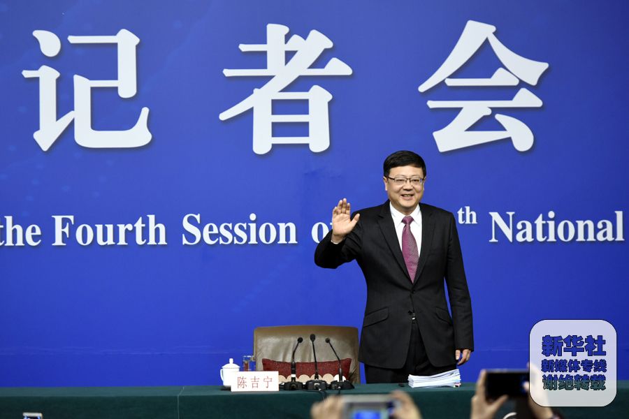 3月11日，十二届全国人大四次会议新闻中心举行记者会，邀请环境保护部部长陈吉宁就“加强生态环境保护”的相关问题回答中外记者的提问。这是陈吉宁向记者挥手致意。____新华社记者-陈益宸-摄__