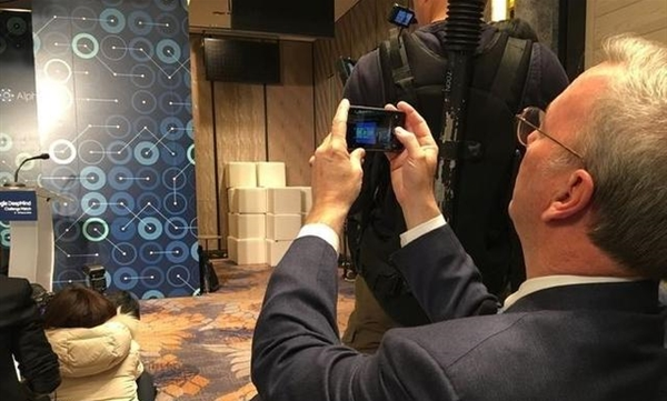 想破头都猜不到！ 谷歌老大原来用的是这款手机