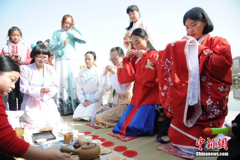 兰州青年着汉服射箭迎“花朝”