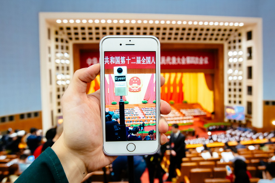 3月9日在十二届全国人大四次会议第二次全体会议上拍摄的全景相机。 新华社记者张铖摄