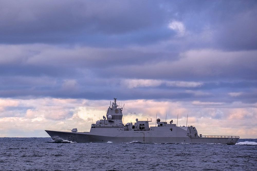 北约12国寒冷反应军演 一辆装甲维修车与平