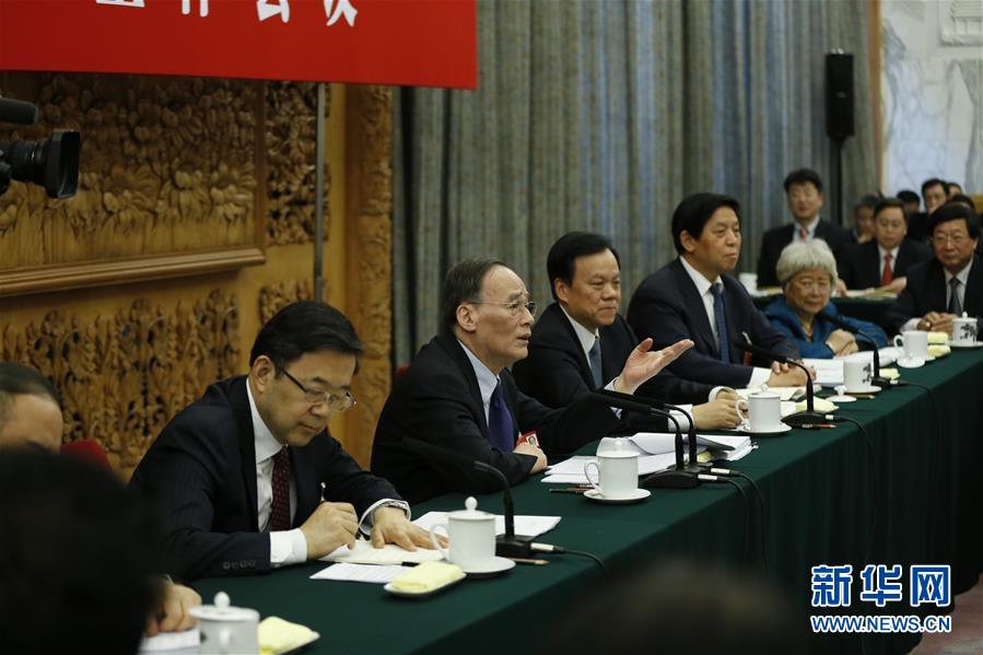 3月11日，中共中央政治局常委、中央纪委书记王岐山参加十二届全国人大四次会议贵州代表团的审议。 新华社记者鞠鹏摄