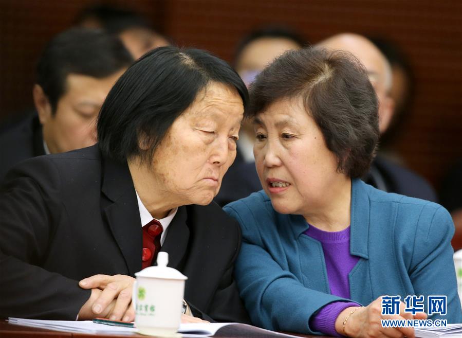 3月6日，申纪兰代表（左）同郭凤莲代表在山西代表团会议开始前交流。虽然当了60多年全国人大代表，但每次来北京参会，申纪兰仍觉得很激动，“参加这个大会责任非常重大！” 从第一届到第十二届，从25岁到87岁，从驴车到高铁，时代变迁，但申纪兰的信念始终未变：“人大代表就是要代表人民利益，为人民说话。” 新华社记者陈建力摄