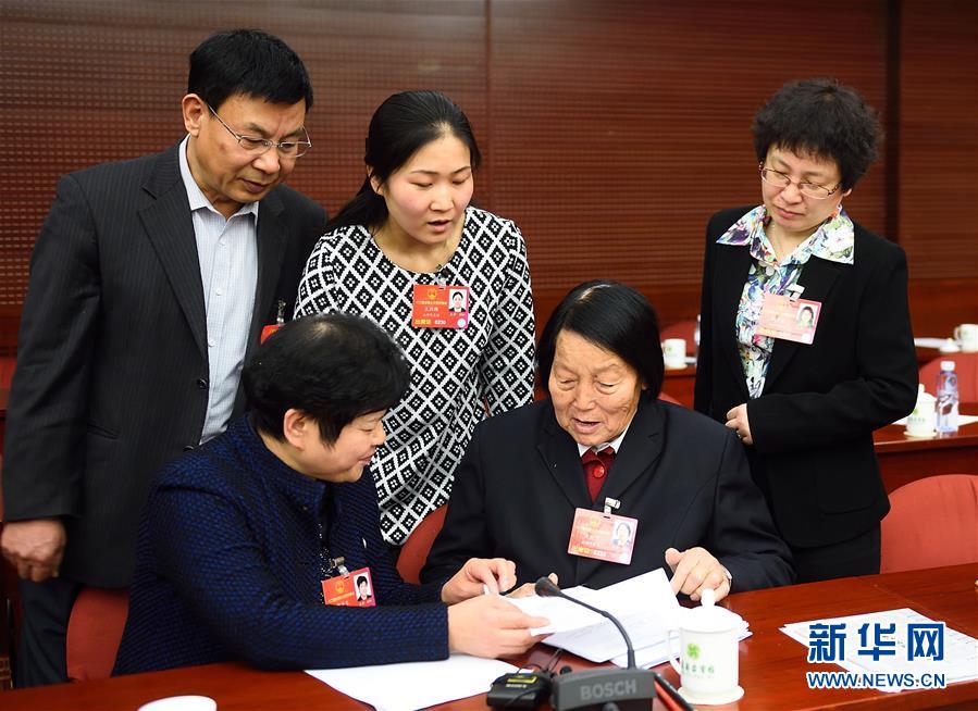 3月11日，申纪兰代表（前右）与其他代表在会后交流。虽然当了60多年全国人大代表，但每次来北京参会，申纪兰仍觉得很激动，“参加这个大会责任非常重大！” 从第一届到第十二届，从25岁到87岁，从驴车到高铁，时代变迁，但申纪兰的信念始终未变：“人大代表就是要代表人民利益，为人民说话。” 新华社记者金良快摄