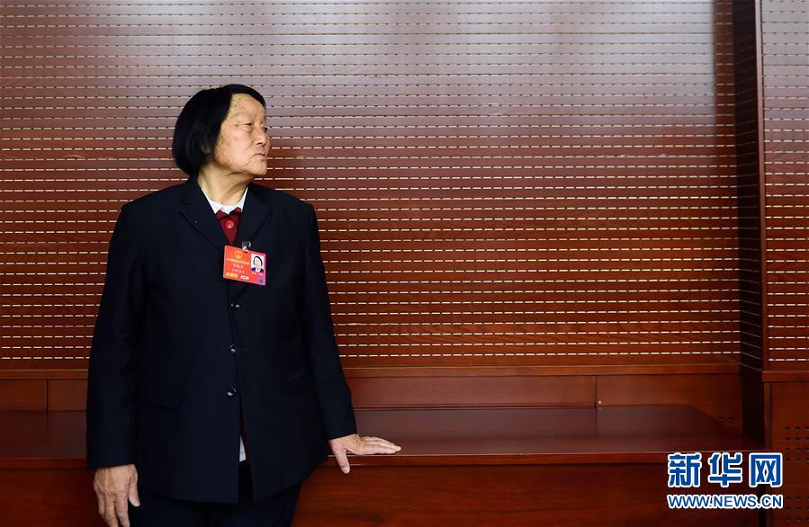 全国人大代表申纪兰在驻地留影（3月11日摄）。虽然当了60多年全国人大代表，但每次来北京参会，申纪兰仍觉得很激动，“参加这个大会责任非常重大！” 从第一届到第十二届，从25岁到87岁，从驴车到高铁，时代变迁，但申纪兰的信念始终未变：“人大代表就是要代表人民利益，为人民说话。” 新华社记者金良快摄