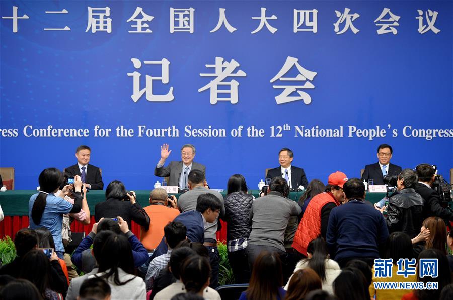 3月12日，十二届全国人大四次会议新闻中心举行记者会，邀请中国人民银行行长周小川、副行长易纲、副行长兼国家外汇管理局局长潘功胜、副行长范一飞就“金融改革与发展”的相关问题回答中外记者的提问。新华社记者李鑫摄