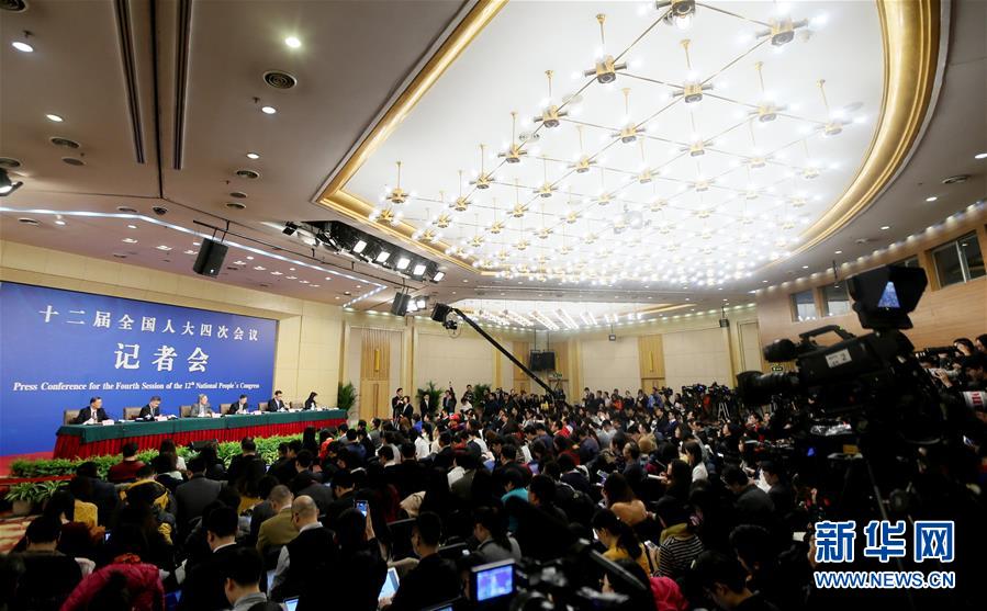3月12日，十二届全国人大四次会议新闻中心举行记者会，邀请中国人民银行行长周小川、副行长易纲、副行长兼国家外汇管理局局长潘功胜、副行长范一飞就“金融改革与发展”的相关问题回答中外记者的提问。新华社记者陈君清摄