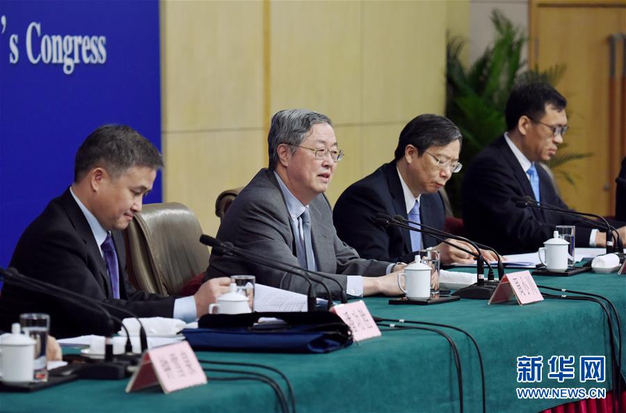 3月12日，十二届全国人大四次会议新闻中心举行记者会，邀请中国人民银行行长周小川、副行长易纲、副行长兼国家外汇管理局局长潘功胜、副行长范一飞就“金融改革与发展”的相关问题回答中外记者的提问。新华社记者薛玉斌摄