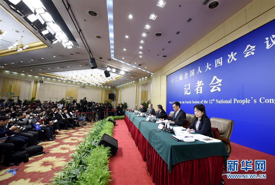 3月12日，十二届全国人大四次会议新闻中心举行记者会，邀请中国人民银行行长周小川、副行长易纲、副行长兼国家外汇管理局局长潘功胜、副行长范一飞就“金融改革与发展”的相关问题回答中外记者的提问。新华社记者陈益宸摄1