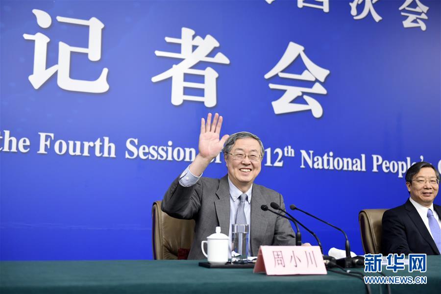 3月12日，十二届全国人大四次会议新闻中心举行记者会，邀请中国人民银行行长周小川、副行长易纲、副行长兼国家外汇管理局局长潘功胜、副行长范一飞就“金融改革与发展”的相关问题回答中外记者的提问。新华社记者陈益宸摄