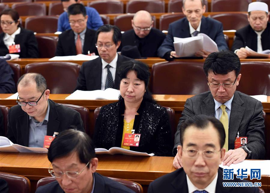 3月10日，肖燕（第二排中）在全国政协十二届四次会议第二次全体会议上听会。