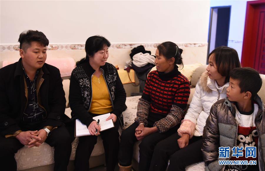 肖燕（左二）在云南省红河州弥勒市弥阳镇小太平村走访农户（2月17日摄）。