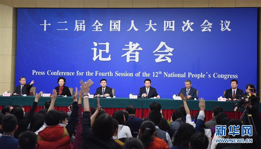 3月12日，十二届全国人大四次会议新闻中心举行记者会，邀请国务院国有资产监督管理委员会主任肖亚庆、副主任张喜武、副主任黄丹华和副秘书长、新闻发言人彭华岗就“国企改革”的相关问题回答中外记者的提问。新华社记者 薛玉斌 摄