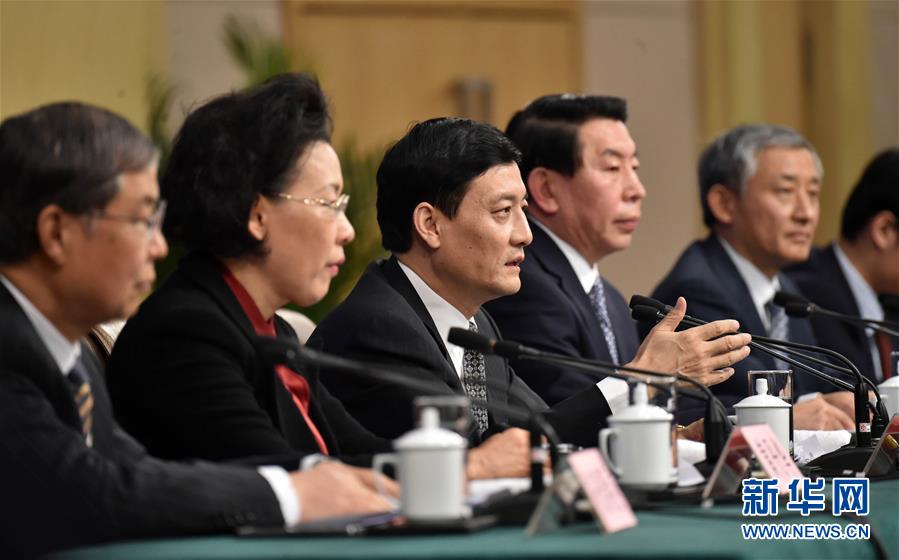 3月12日，十二届全国人大四次会议新闻中心举行记者会，邀请国务院国有资产监督管理委员会主任肖亚庆、副主任张喜武、副主任黄丹华和副秘书长、新闻发言人彭华岗就“国企改革”的相关问题回答中外记者的提问。这是肖亚庆（左三）在回答记者提问。新华社记者 赵颖全 摄