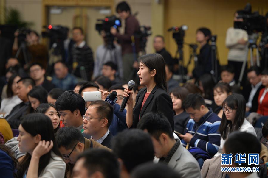 3月12日，十二届全国人大四次会议新闻中心举行记者会，邀请国务院国有资产监督管理委员会主任肖亚庆、副主任张喜武、副主任黄丹华和副秘书长、新闻发言人彭华岗就“国企改革”的相关问题回答中外记者的提问。这是记者在提问。新华社记者 李鑫 摄