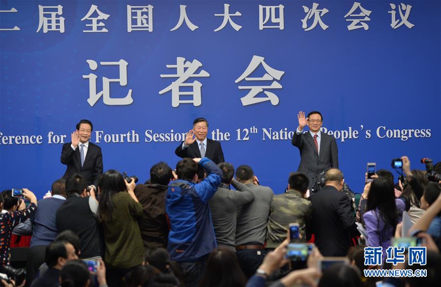 3月12日，十二届全国人大四次会议新闻中心举行记者会，邀请中国银行业监督管理委员会主席尚福林、中国证券监督管理委员会主席刘士余、中国保险监督管理委员会主席项俊波回答中外记者的提问。新华社记者 李鑫 摄