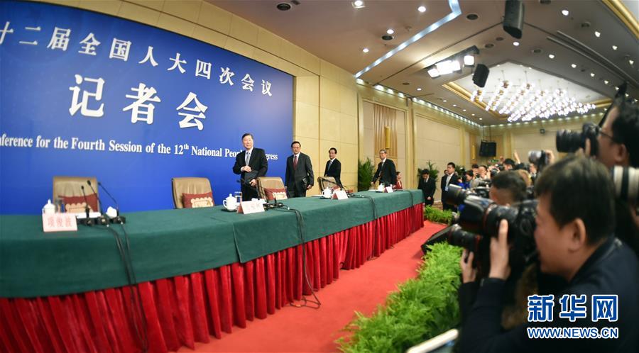 3月12日，十二届全国人大四次会议新闻中心举行记者会，邀请中国银行业监督管理委员会主席尚福林、中国证券监督管理委员会主席刘士余、中国保险监督管理委员会主席项俊波回答中外记者的提问。这是尚福林、刘士余、项俊波等步入会场。新华社记者 赵颖全 摄