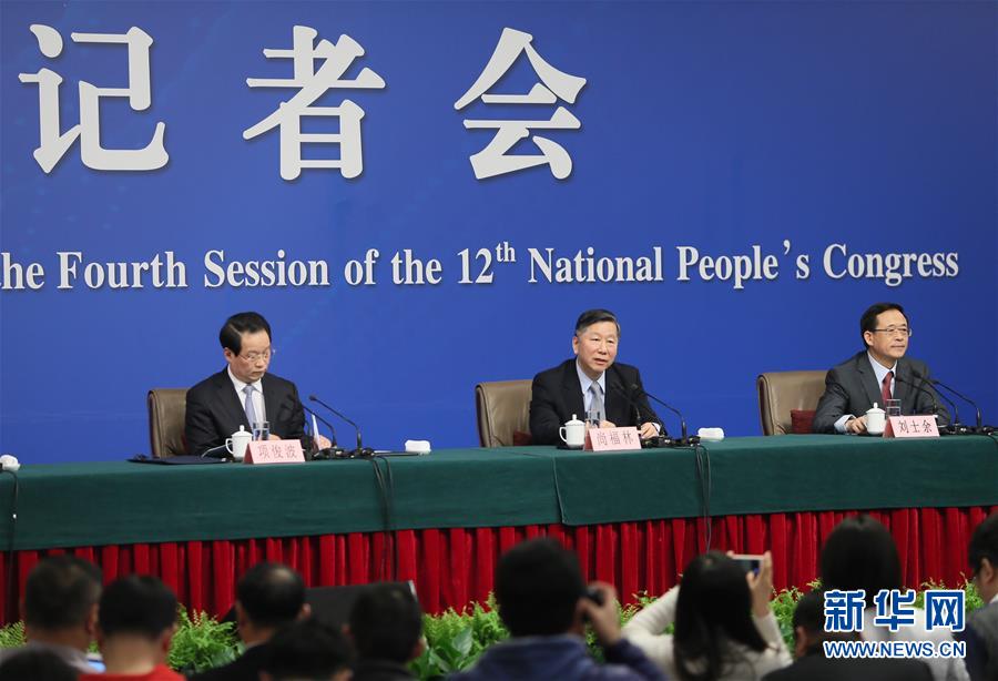 3月12日，十二届全国人大四次会议新闻中心举行记者会，邀请中国银行业监督管理委员会主席尚福林、中国证券监督管理委员会主席刘士余、中国保险监督管理委员会主席项俊波回答中外记者的提问。这是尚福林（中）在回答记者提问。新华社记者 陈君清 摄
