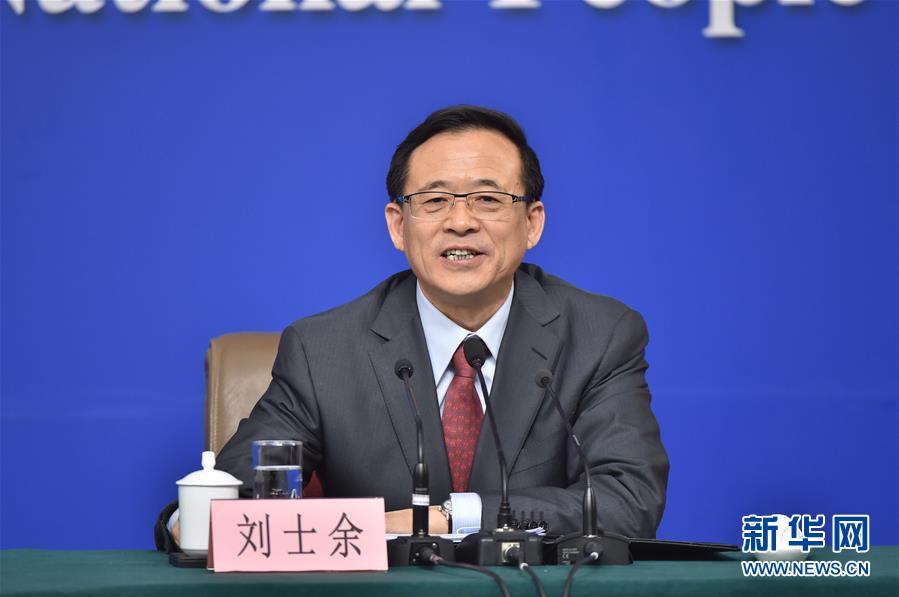 3月12日，十二届全国人大四次会议新闻中心举行记者会，邀请中国银行业监督管理委员会主席尚福林、中国证券监督管理委员会主席刘士余、中国保险监督管理委员会主席项俊波回答中外记者的提问。这是刘士余在回答记者提问。新华社记者 李鑫 摄