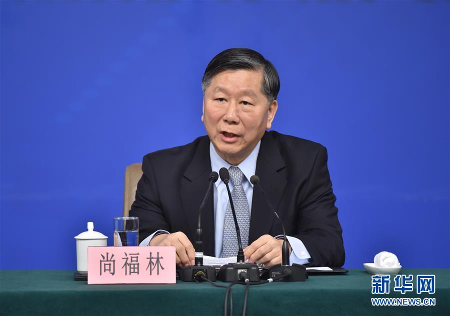 3月12日，十二届全国人大四次会议新闻中心举行记者会，邀请中国银行业监督管理委员会主席尚福林、中国证券监督管理委员会主席刘士余、中国保险监督管理委员会主席项俊波回答中外记者的提问。这是尚福林在回答记者提问。新华社记者 李鑫 摄