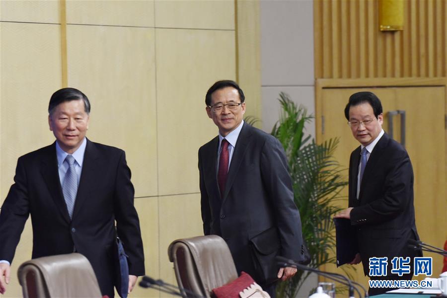3月12日，十二届全国人大四次会议新闻中心举行记者会，邀请中国银行业监督管理委员会主席尚福林、中国证券监督管理委员会主席刘士余、中国保险监督管理委员会主席项俊波回答中外记者的提问。这是尚福林、刘士余、项俊波（从左至右）步入会场。新华社记者 薛玉斌 摄
