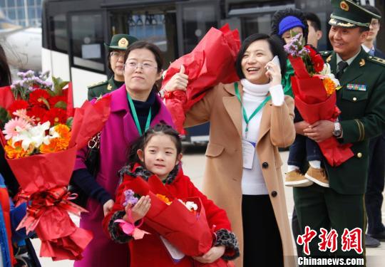 中国第三支赴利比里亚维和警察防暴队完成维和任务归国