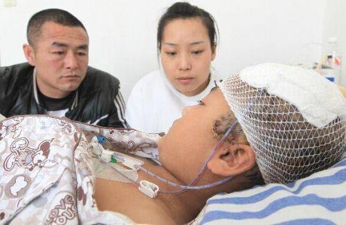 昨日，在沈阳军区总医院，被狗咬伤的11岁男孩躺在病床上。受伤的这几日他很少吃东西，父母陪伴在身边。