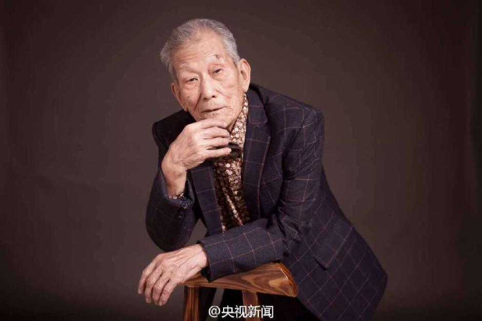 96岁抗战老兵拍“大片” 变身时尚达人