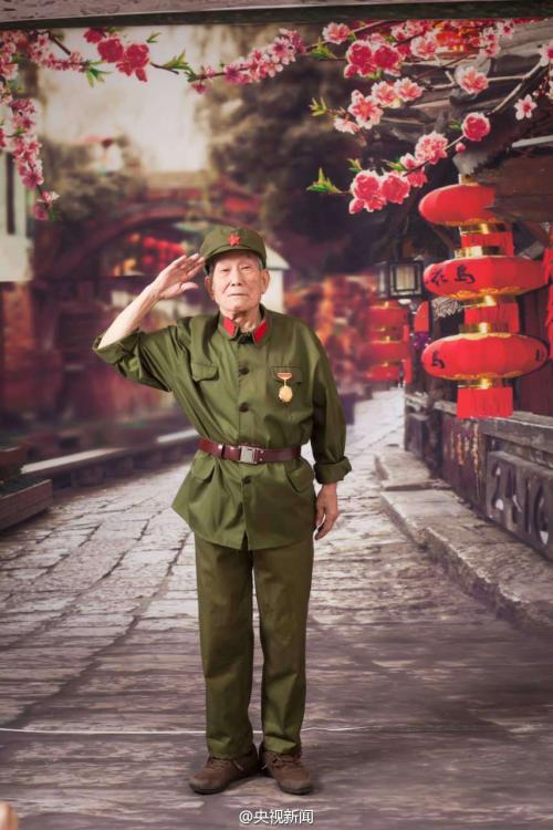 96岁抗战老兵拍“大片” 变身时尚达人