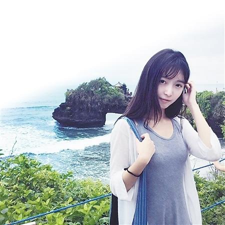 　　西南大学大三女生陶毕生辉，在寒假期间，自费近5000元去巴厘岛支教一周，还用萝卜蹲等游戏，教当地儿童学习汉语。昨天，支教的学校向她寄来了“优秀毕业证书”，对她支持当地教育表示感谢。如今，她还与同伴在网上积极筹钱，想为当地筹建一所小学。