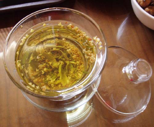 虫茶湘中山区有一种“茶虫”形似小蚕，它们在茶叶上边吃边屙，粪便为小黑粒状，茶虫把茶叶加上自己体内消化液等物质“制”出了有名的“虫茶”。用虫茶泡出的茶汤，色、香、味与一般茶叶差不多，但它比一般茶叶泡出来的茶汤更能消食积，助消化，健脾胃，且能祛暑清热，提神解渴，对于牙龈出血、痔疮出血、腹泻等也有一定的疗效。