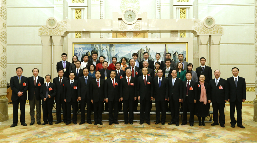 3月14日，中共中央政治局常委、全国政协主席俞正声在北京人民大会堂会见参加全国政协十二届四次会议新闻报道工作的中央主要新闻媒体负责同志和记者代表，向参加大会报道的新闻工作者表示诚挚慰问和衷心感谢。新华社记者 马占成 摄