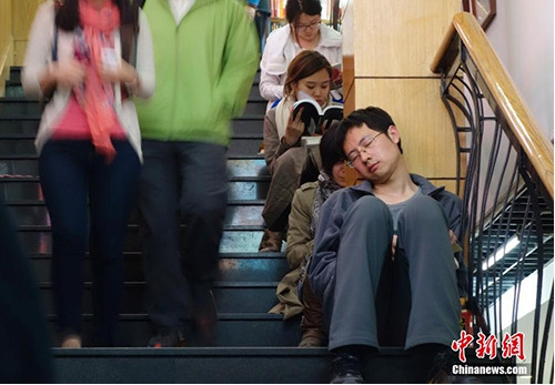 2014年4月10日，已近午夜，位于北京美术馆东街的三联韬奋书店内灯火通明，顾客络绎不绝，书店还为顾客提供了桌椅台灯方便阅读。这家已有20余年历史的书店成为北京尝试24小时开放的书店之一。<a target='_blank' href='http://www.chinanews.com/'>中新社</a>发 杜洋 摄