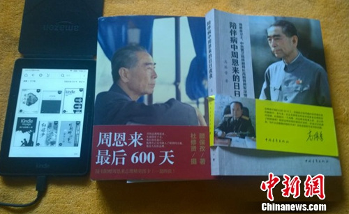 电纸书（左一）是老刘近年来的读书“神器”。