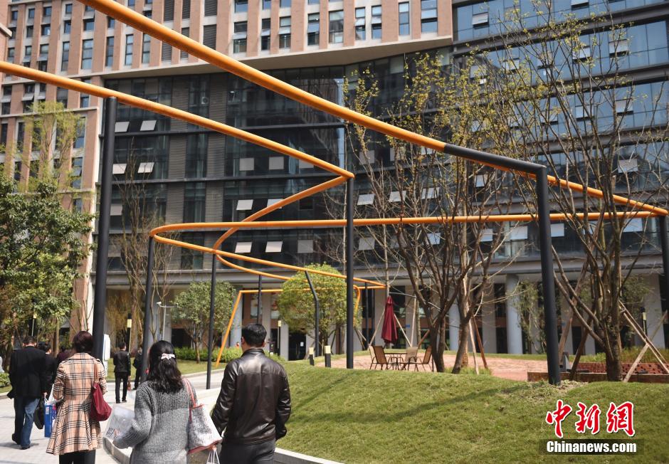 重庆“任性”管道悬空中 吸引市民眼球（图）