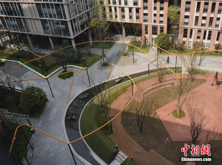 重庆“任性”管道悬空中 吸引市民眼球（图）