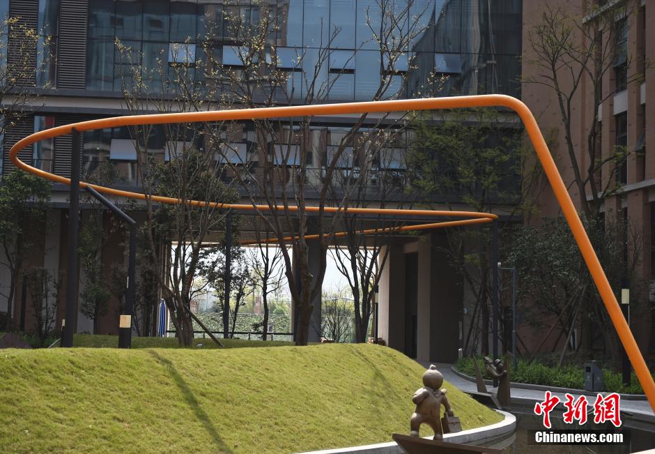 重庆“任性”管道悬空中 吸引市民眼球（图）