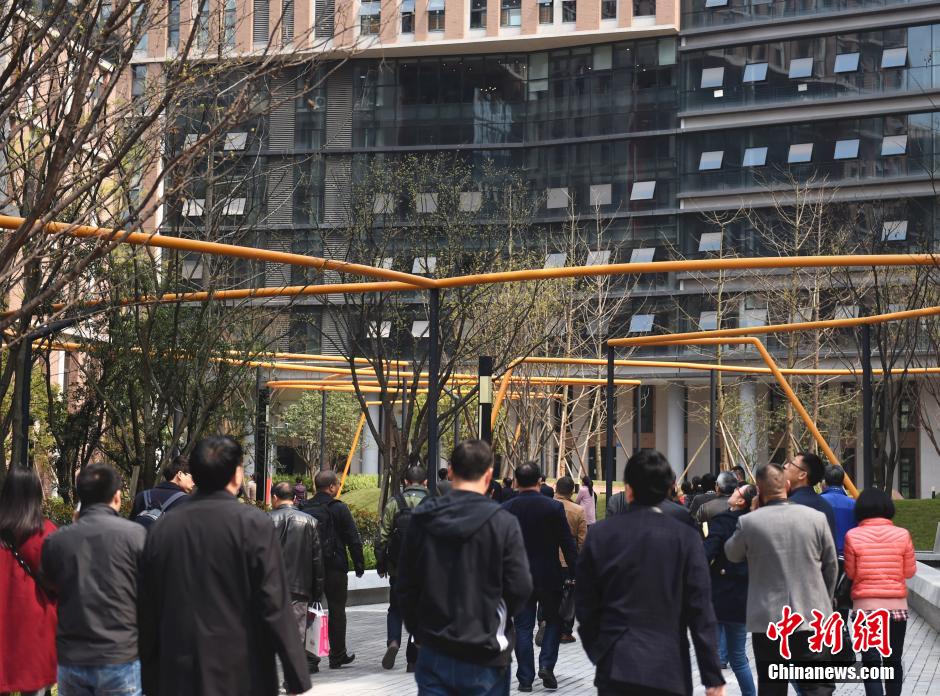 重庆“任性”管道悬空中 吸引市民眼球（图）