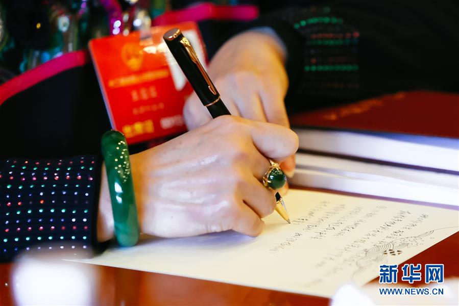 （两会连连看）（4）指尖上的实干