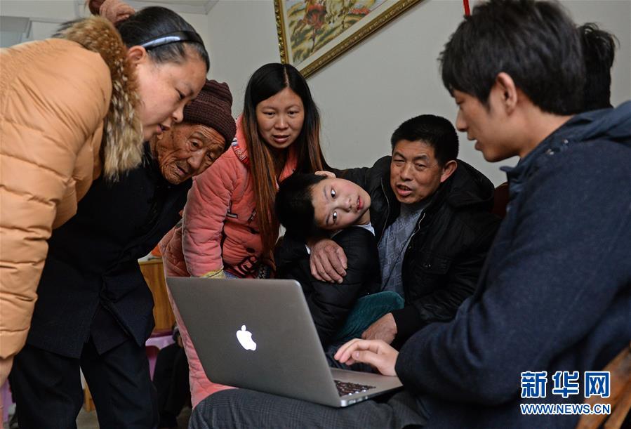 （社会）（2）“白酒女孩”赴京接受免费手术治疗