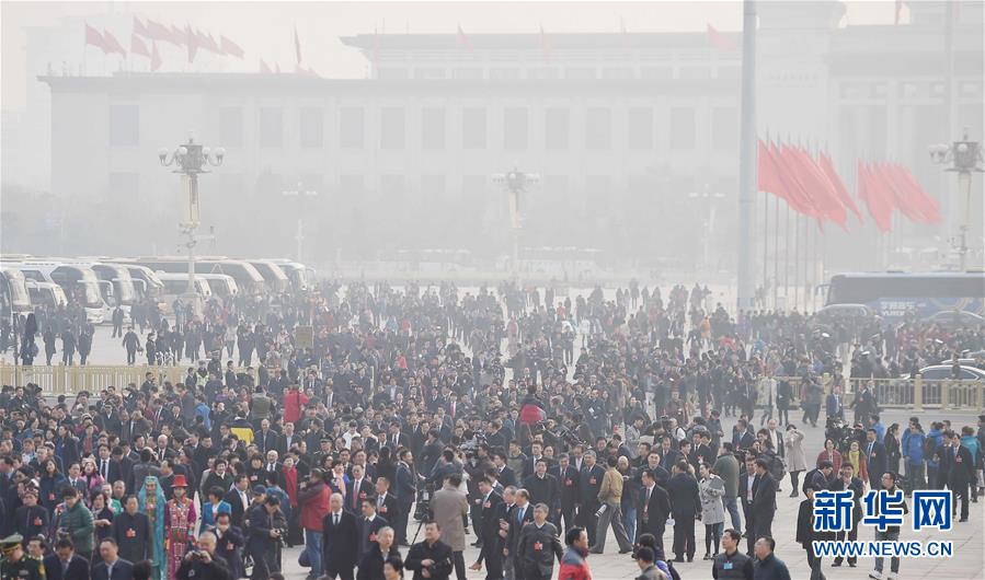    3月16日，第十二届全国人民代表大会第四次会议在北京人民大会堂举行闭幕会。这是全国人大代表抵达天安门广场。 新华社记者陈晔华摄