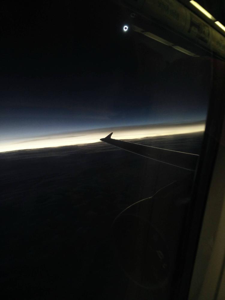 航班特意延迟起飞 万米高空观赏日全食奇观